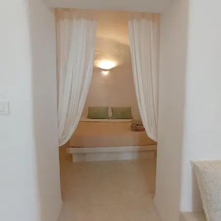 Sisyphus House In Santorini