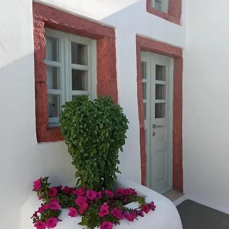 Sisyphus House In Santorini