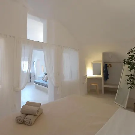 Sisyphus House In Santorini