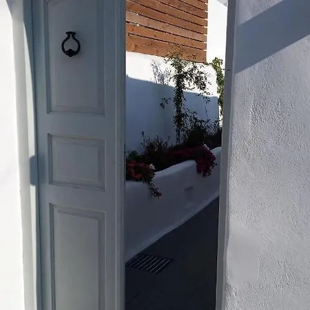Sisyphus House In Santorini Vothon